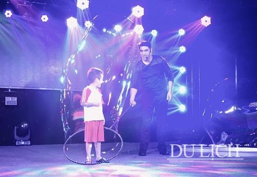 Nghệ sĩ Fan Yang trong một tiết mục trình diễn bong bóng cùng các em nhỏ trên sân khấu Bubble World tại Times City